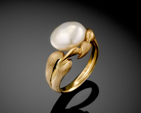 Handmade 18K yellow gold ring with brushed gold leaves holding a white Keshi pearl
