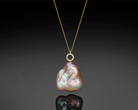 Handmade 18K yellow gold necklace with a large white Keshi baroque pearl and a diamond set circle