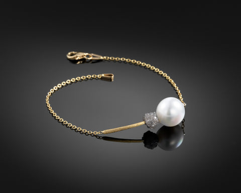 Expedition bracelet, 2.0 carat raw grey diamond and freshwater pearl on an 18K yellow gold chain with lobster clasp