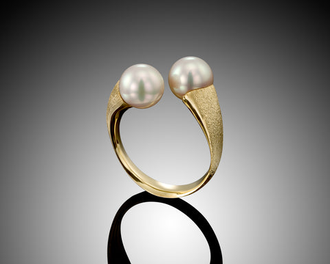 Second angle of a yellow gold twist ring with two 9 mm white pearls