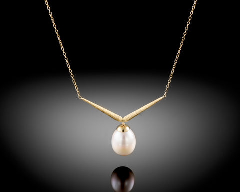 Handmade 18K yellow gold V shaped necklace with a white freshwater oval pearl
