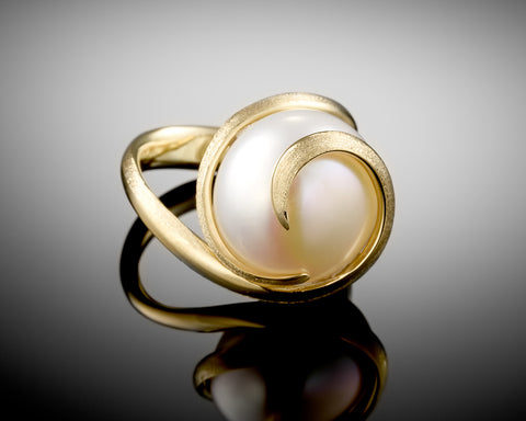 Handmade 18K yellow gold ring with a spiral of gold crossing a 16 mm white pearl